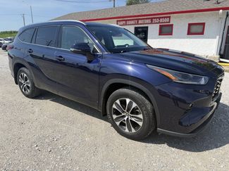 Used 2021 Toyota Highlander XLE AWD/4WD video 1