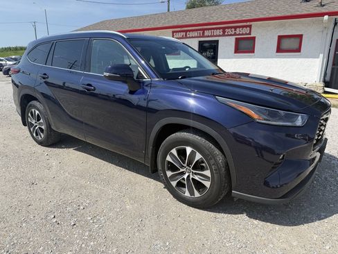 Used 2021 Toyota Highlander XLE AWD/4WD image 1