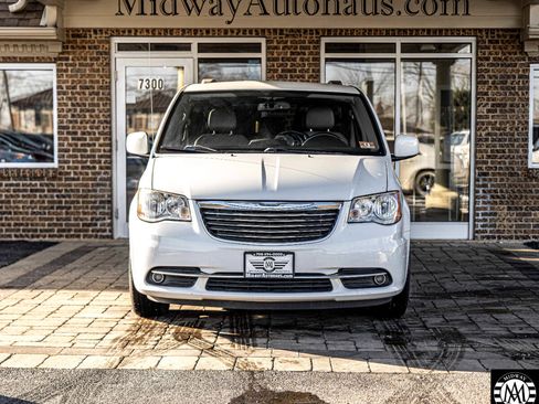 Used 2015 Chrysler Town & Country Touring image 2