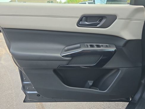 Used 2024 Nissan Pathfinder SV w/ SV Premium Package FWD image 25