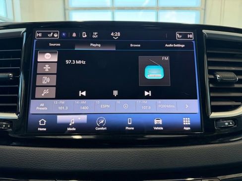 Used 2024 Chrysler Pacifica Touring-L image 22