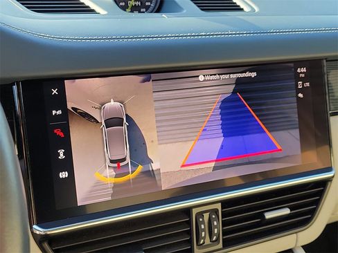 Certified 2022 Porsche Cayenne Platinum Edition image 31