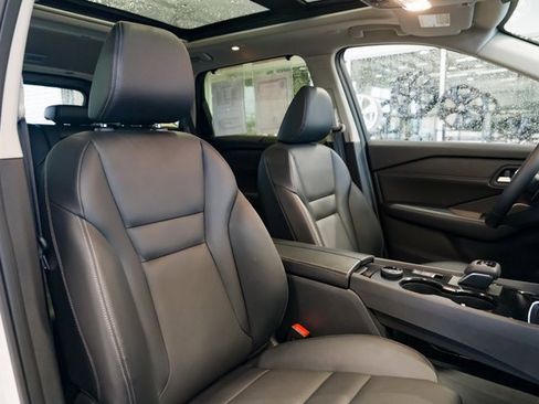 Used 2025 Nissan Rogue SL w/ Tech Package image 31