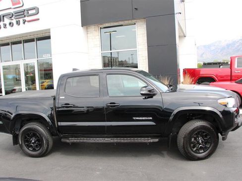 Used 2022 Toyota Tacoma SR5 w/ Technology Package image 9