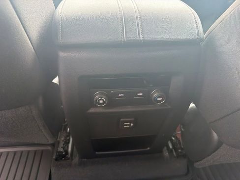 Used 2023 Chevrolet Traverse LT FWD image 9