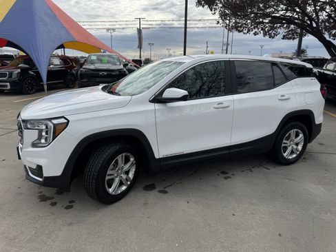 Used 2024 GMC Terrain SLE image 12