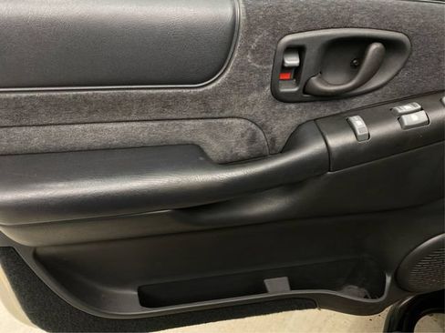 Used 2001 Chevrolet Blazer LS w/ Preferred Equipment Group AWD/4WD image 24