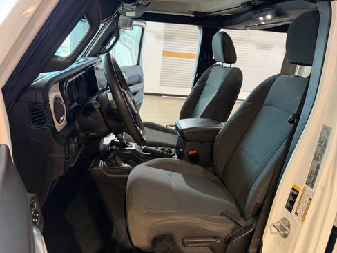Used 2025 Jeep Wrangler Unlimited Sahara AWD/4WD image 27