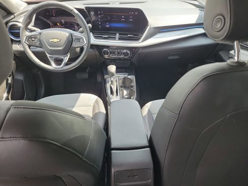 Used 2025 Chevrolet Trax LT w/ LT Convenience Package FWD image 12