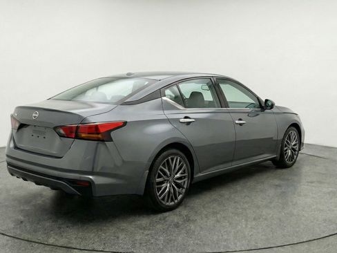 Used 2025 Nissan Altima 2.5 SV FWD image 9