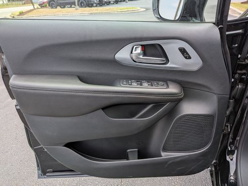 New 2026 Chrysler Pacifica Limited FWD image 10