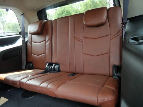 Used 2016 Cadillac Escalade Luxury AWD/4WD image 16