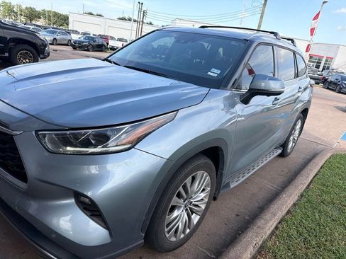 Used 2024 Toyota Highlander Platinum FWD image 4