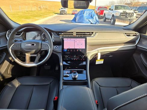 New 2025 Jeep Grand Cherokee Limited image 16