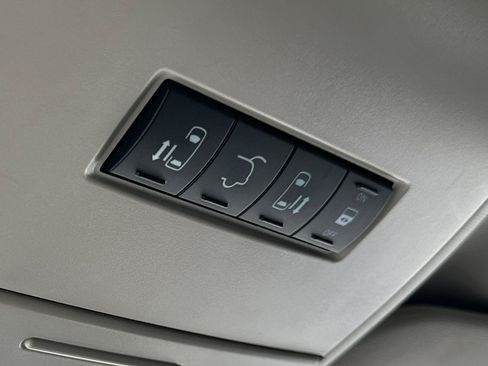 Used 2016 Chrysler Town & Country Touring w/ Driver Convenience Group FWD image 69