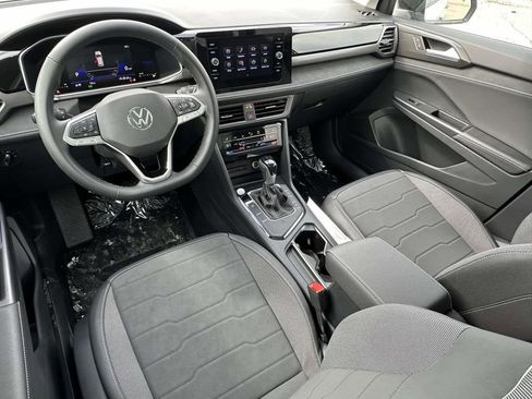 New 2025 Volkswagen Taos SE FWD image 9