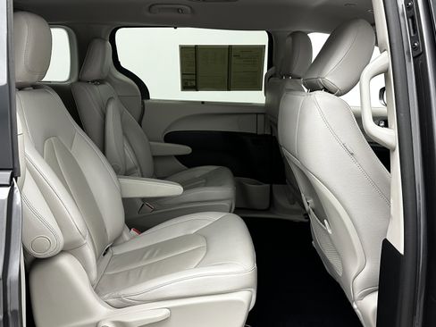 Used 2018 Chrysler Pacifica Touring-L image 32