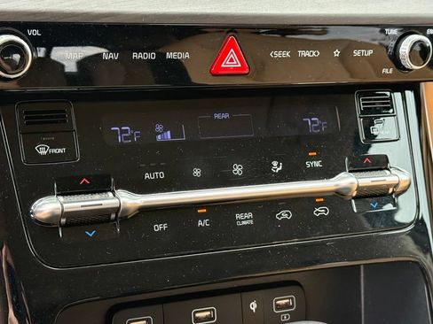 Used 2023 Kia Carnival EX FWD image 16