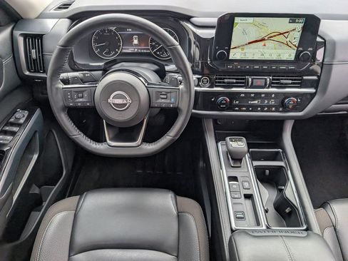 Used 2024 Nissan Pathfinder SL w/ Black Appearance Package FWD image 10