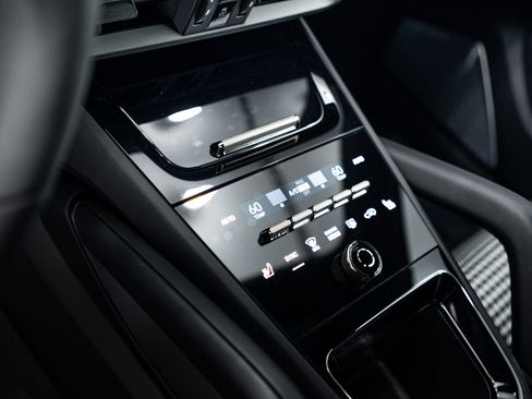 Certified 2025 Porsche Cayenne Turbo AWD/4WD image 16