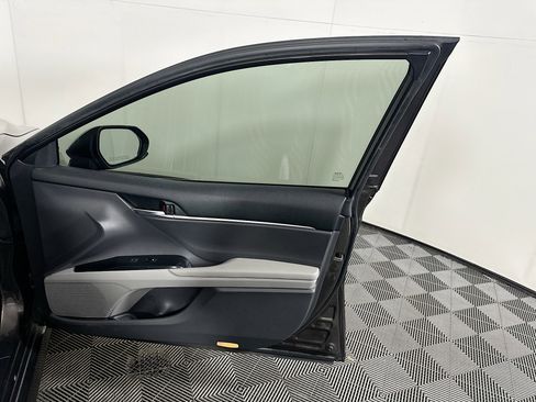 Used 2018 Toyota Camry LE image 30