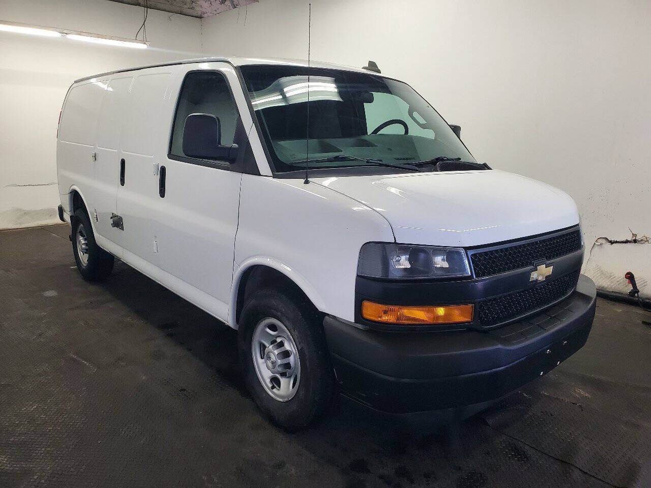 Used 2018 Chevrolet Express 2500 w/ Driver Convenience Package RWD image 3