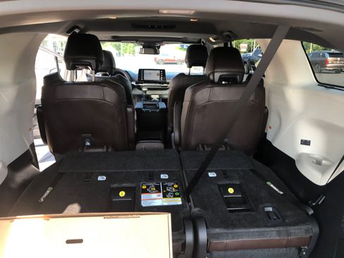 Used 2024 Toyota Sienna Platinum FWD image 26