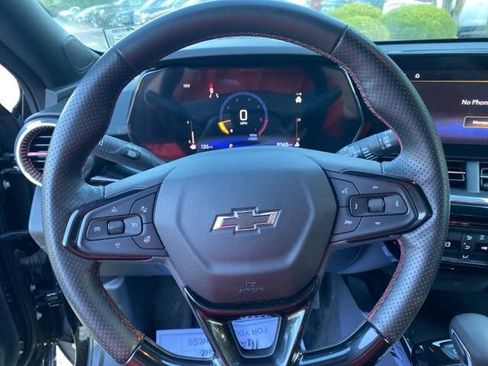 Used 2025 Chevrolet Trax RS FWD image 9