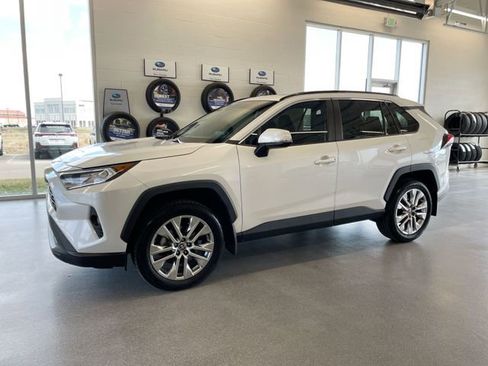 Used 2021 Toyota RAV4 XLE Premium image 2