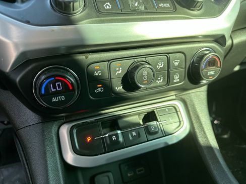 Used 2021 GMC Acadia SLT image 19