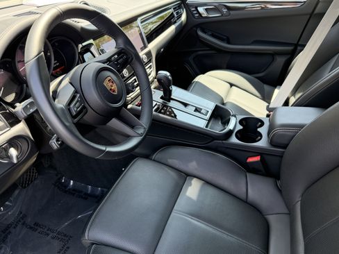 Certified 2025 Porsche Macan AWD/4WD image 4