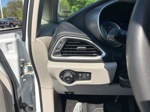 Used 2024 Chrysler Pacifica Touring-L FWD image 28