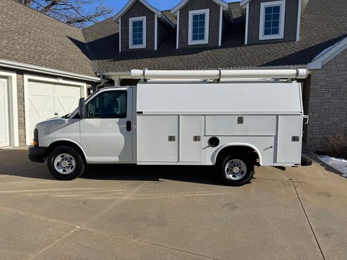 Used 2011 Chevrolet Express 3500 image 3