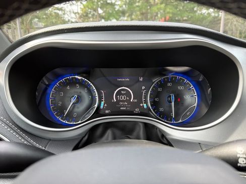 Used 2023 Chrysler Pacifica Touring-L w/ S Appearance Package AWD/4WD image 9