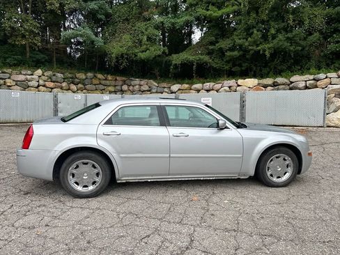 Used 2005 Chrysler 300 Touring RWD image 6
