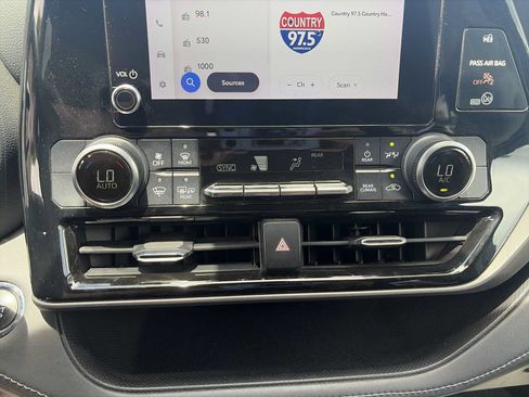 Used 2023 Toyota Highlander L FWD image 16
