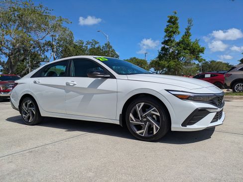 Used 2025 Hyundai Elantra Sport FWD image 2