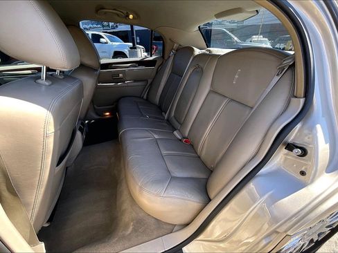 Used 2011 Lincoln Town Car Signature Limited image 18