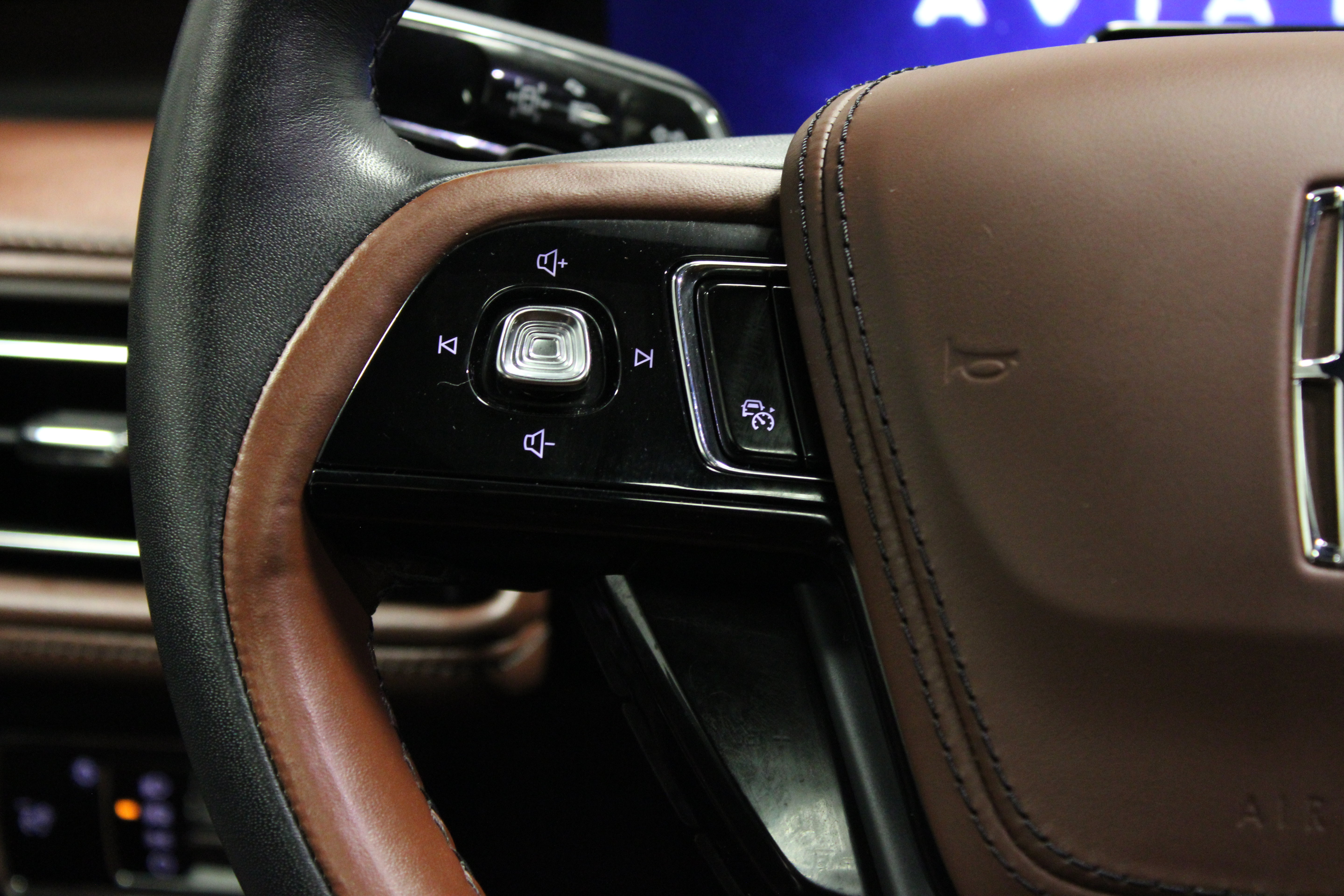 Used 2025 Lincoln Aviator Reserve AWD/4WD image 24