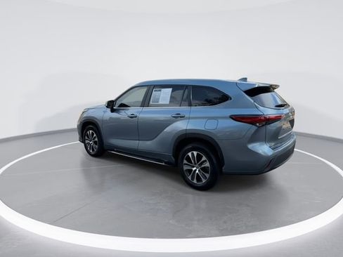 Used 2023 Toyota Highlander XLE FWD image 6