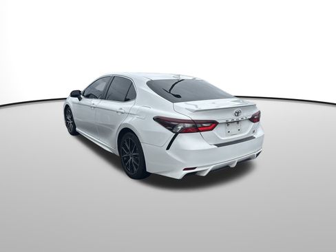 Used 2023 Toyota Camry SE image 5