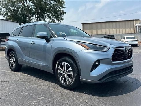 Used 2021 Toyota Highlander XLE FWD image 2