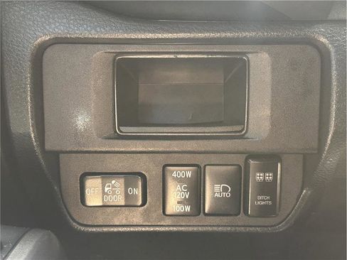 Used 2018 Toyota Tacoma TRD Off-Road w/ Technology Package image 28