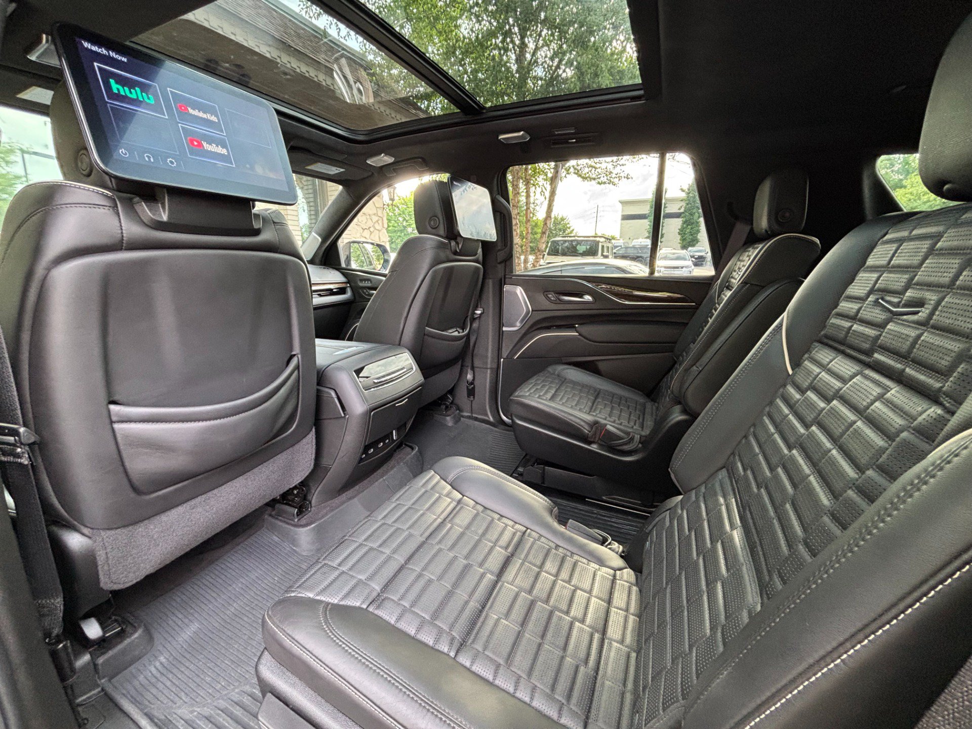 Used 2024 Cadillac Escalade Premium Luxury Platinum AWD/4WD image 28