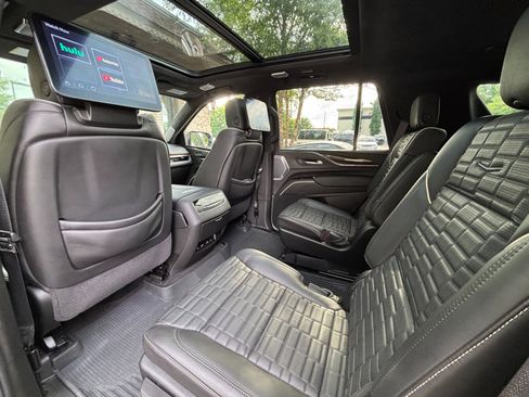 Used 2024 Cadillac Escalade Premium Luxury Platinum AWD/4WD image 28
