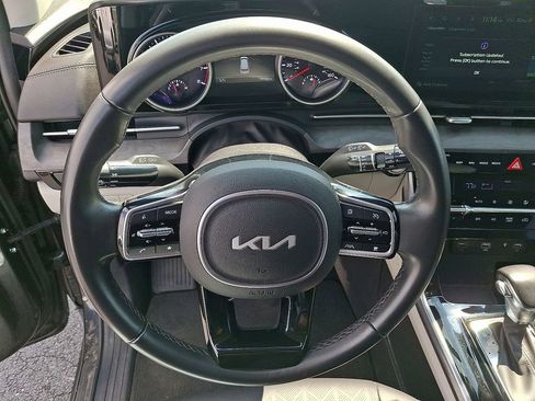 Used 2023 Kia Carnival EX FWD image 16