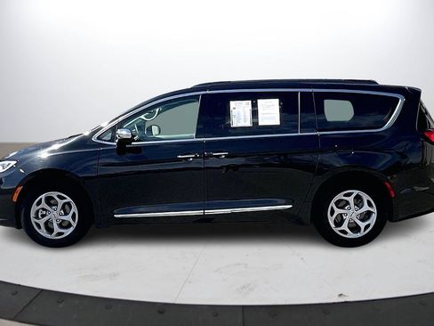 Used 2023 Chrysler Pacifica Limited FWD image 6