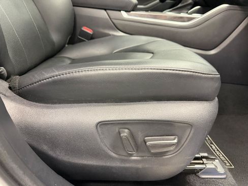 Used 2021 Toyota Highlander Limited FWD image 15