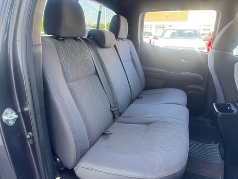 Used 2018 Toyota Tacoma TRD Sport AWD/4WD image 18