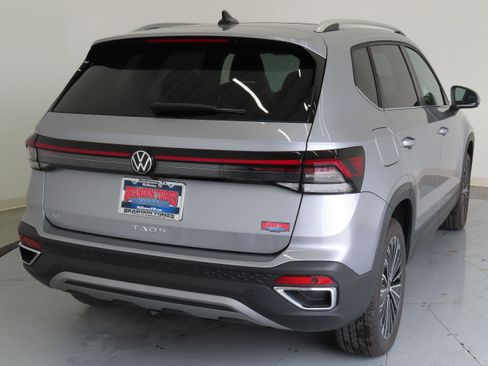 New 2025 Volkswagen Taos SE image 4